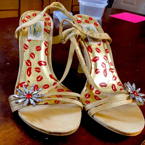 Woman’s high heels - Picture 1 of 2